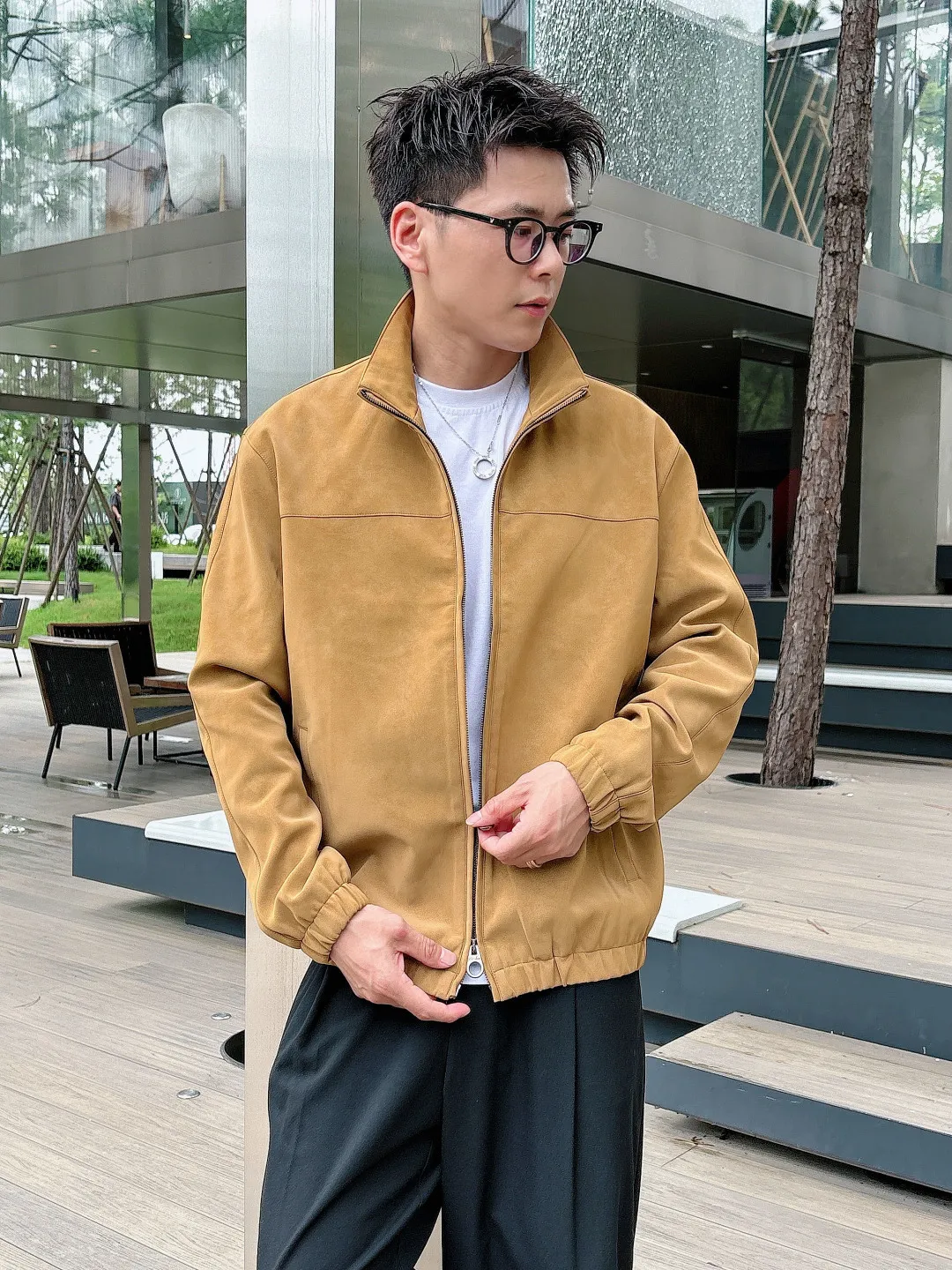 Sizes:S. LP Old Money Style Classic Men's Business Casual Station Collar Jacket. A fashion with a typical Italian style. The trading company's channel products are very sophisticated in terms of fabric selection and craftsmanship. It is in line with the aesthetic tone of the LP family. It is low-key and luxurious, elegant and noble. Every detail proves the brand's own high-end sense. The whole body interprets the Italian minimalist, capable and outdoor functional style to the extreme. It is both solemn and harmonious, and the upper body is full of style! A treasure-level functional equipment that combines fashion sense and design sense to create a unique styling item, improved pilot shape design, Classic stand collar design, Retro is age-reducing and very fashionable, the cuffs and hem are designed with elastic, and suede fabric imported from Italy. The texture is as delicate as baby skin. The stiffness is superior, quite elegant and fashionable! The color is light and familiar, Versatile, the silhouette is neat and clean, and the upper body instantly highlights the spirit. It is full of style and can easily control various body shapes. It is a jacket that perfectly combines business commuting and outdoor leisure. It is a piece of equipment with extremely high wearability and attendance rate! Color: Three colors together Sizes: S-2XL